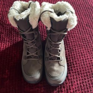 Columbia snow boots. Women’s size 10.5. Worn twice.  Dark brow and tan fur